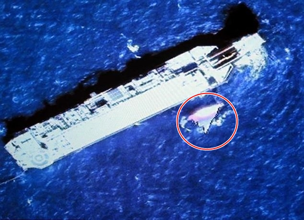 卫星影像显示越南外海一个钻油台,有疑似MH370客机的碎片(红圈)漂浮。