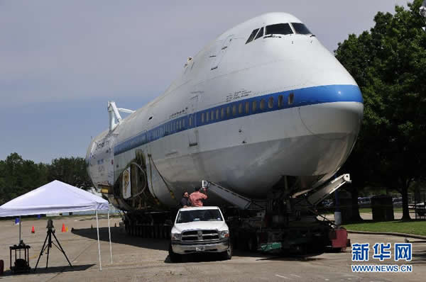 这是5月1日在美国休斯顿太空中心拍摄的等待组装的波音747NASA905飞机机身