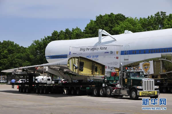 5月1日,休斯顿太空中心,卡车运送波音747NASA905的机翼。