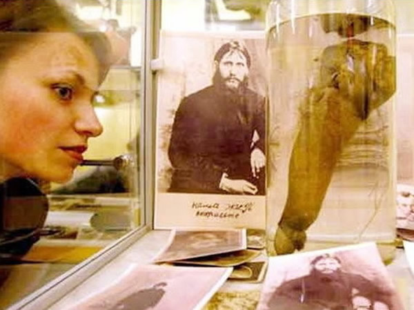 俄国「巨屌妖僧」拉斯普京,传说因淫乱宫廷而被贵族密谋刺杀,过程宛如小说。