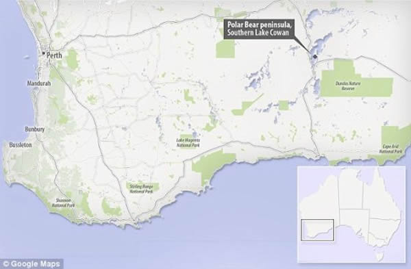 研究人员艾略特描述了这块发现于澳大利亚西部城镇诺斯曼附近考恩湖(照片显示)以南的罕见矿石。