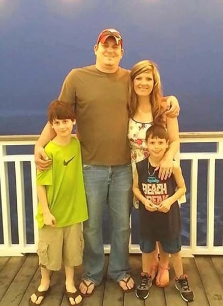 泰勒(前排右一)生前与家人合照。