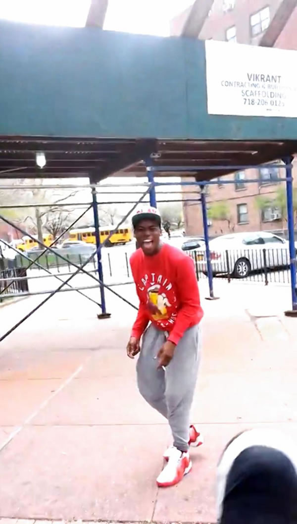 小猫被踢飞后疯狂逃离现场,罗宾逊居然高兴的手舞足蹈。