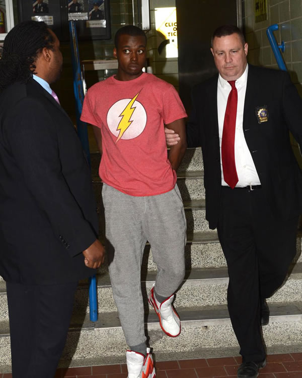 警方将罗宾逊逮捕。