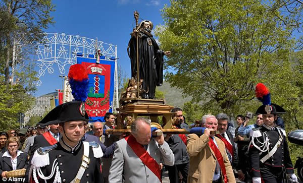 意大利中部小镇科库洛迎来一年一度的蟒蛇节