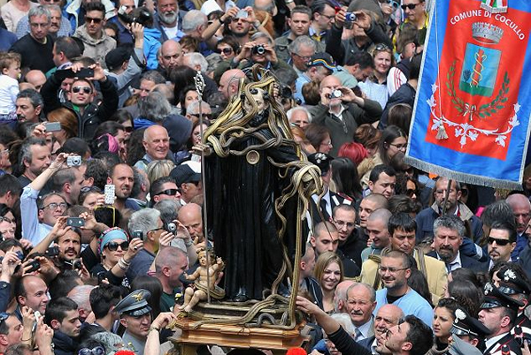 意大利中部小镇科库洛迎来一年一度的蟒蛇节