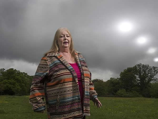 英国女子波特声称自己小时候就被外星人抓走过,常常看到外星人的样子。