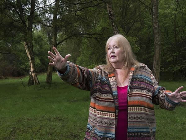 英国女子波特声称自己小时候就被外星人抓走过,常常看到外星人的样子。