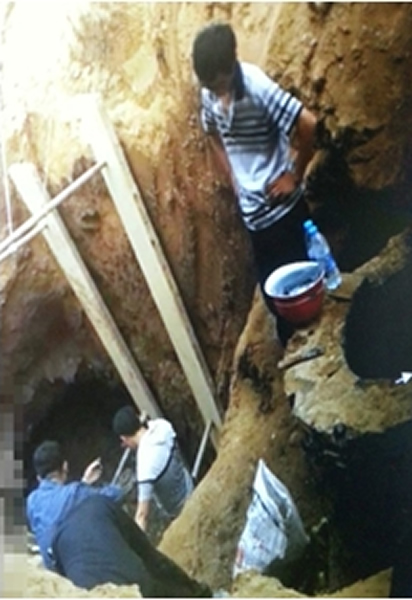 发现藏有大量毛泽东石膏像的枯井