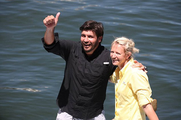 南非情侣乘小船历时105天抵达北美