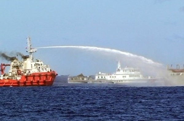 中越在南海的主权之争继续升温。图为日前中方船只向越南船舰射水炮。