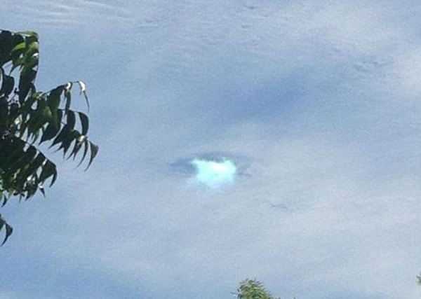 美国加州北部天空出现神秘空洞