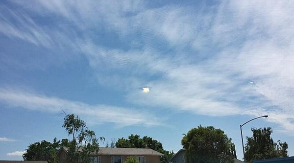 美国加州北部天空出现神秘空洞