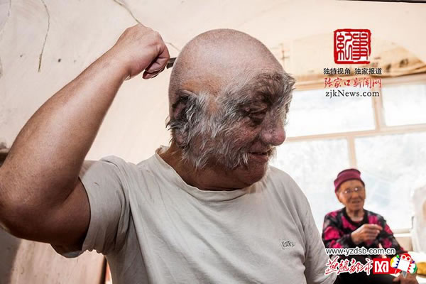 正在打理毛发的张兴和老母亲