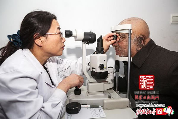 专家正在对张兴进行视力检查