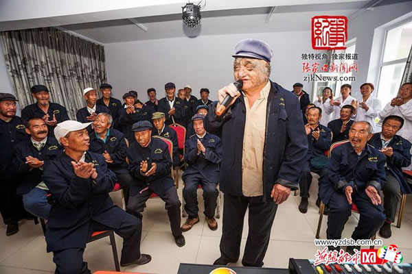 张兴唱歌嗓音洪亮,吐字清晰而又饱含感情,在场的人都拍手叫好