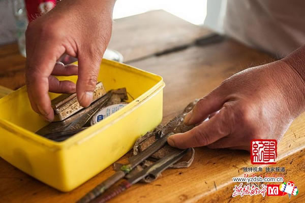 张兴打理自己毛发的工具