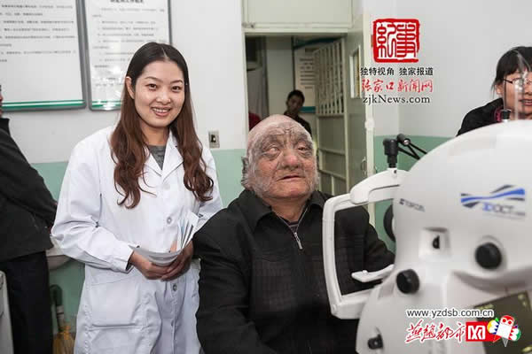 张兴接受检查前