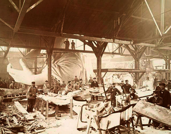 1883�꣬����һ�����Ĺ���������æ����������Ů����ĸ������֡�