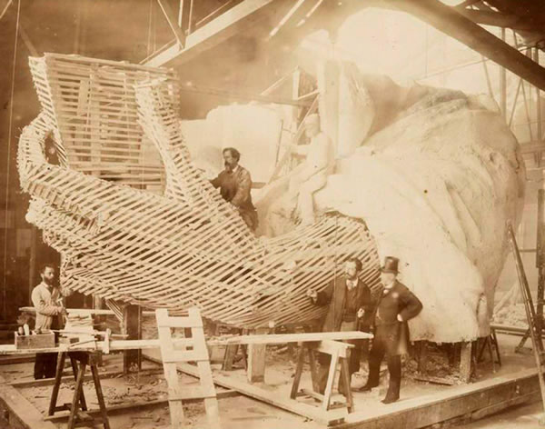 1883�꣬������������������Ů������֡�