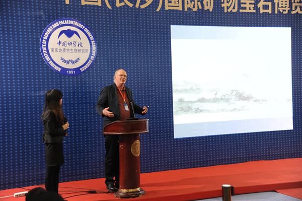 美国图森国际矿物宝石展组委会主席彼得.美高做报告