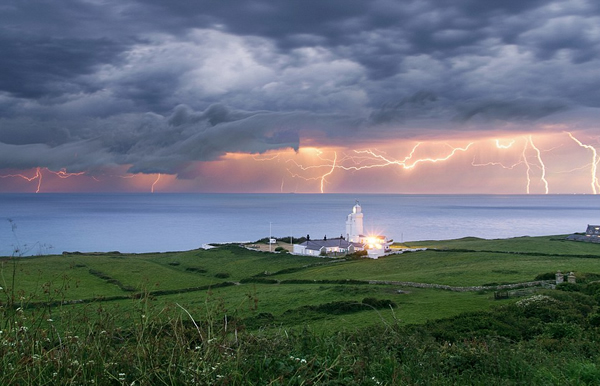 英国各地抓拍到的雷暴闪电景观