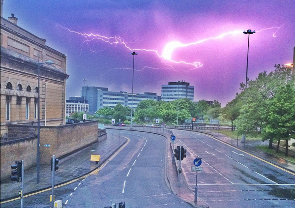 在默西赛德郡,利物浦遭雷暴袭击,部分住宅被闪电击中