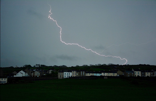 坎布里亚郡西部,黄昏期间遭闪电袭击