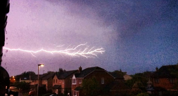 斯图亚特·威利斯(Stuart Willis)使用智能手机透过卧室窗户抓拍到犹如世界末日场景