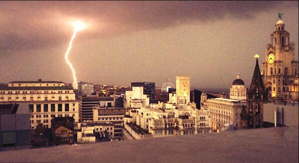 利物浦市上空雷电交加,而此前数小时,英国气温刚刚达到今年以来最高温度
