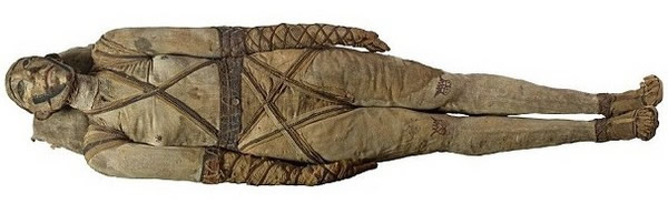 围在Mutemmenu腰间的粉红小裙,现已退色腐坏,但他身上缠绕的皮革与膝上的莲花图样仍清晰可见。