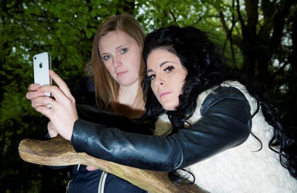 斯旺(左)与钱农(右)露营时拍下疑似灵异照片