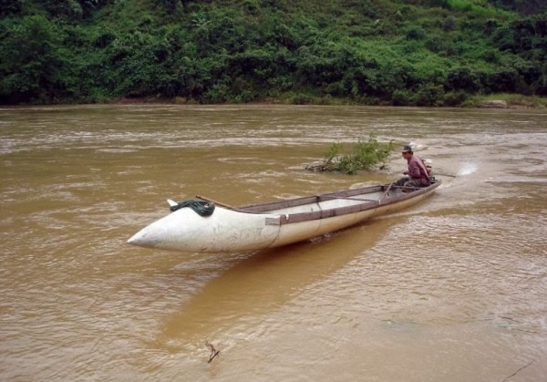 越南民众将越战时美军战机的副油箱改造为独木舟