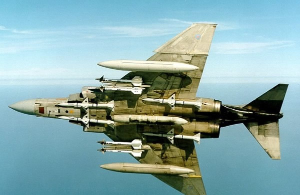 美军战机执行长程任务时,会搭载副油箱(图上方及下方长筒形物体)。