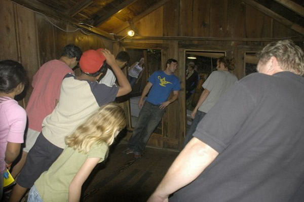 美国加利福尼亚州圣克鲁兹市的“神秘谷”上演反地心吸力