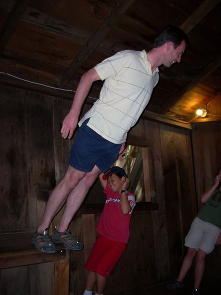 美国加利福尼亚州圣克鲁兹市的“神秘谷”上演反地心吸力