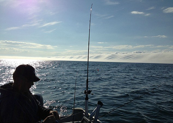 美国密歇根湖惊现壮观平流雾