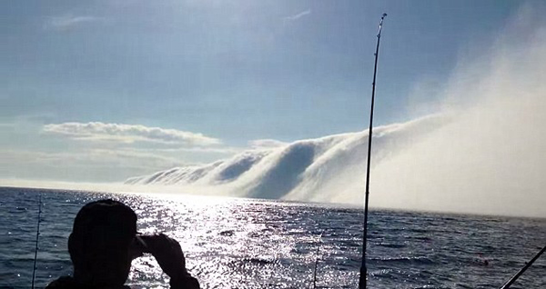 美国密歇根湖惊现壮观平流雾