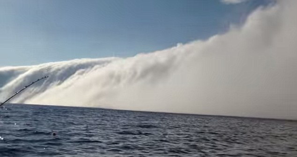 美国密歇根湖惊现壮观平流雾