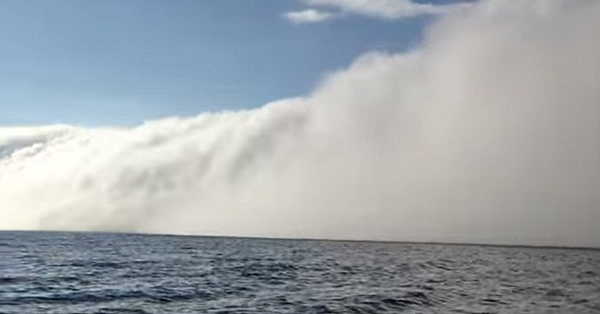 美国密歇根湖惊现壮观平流雾