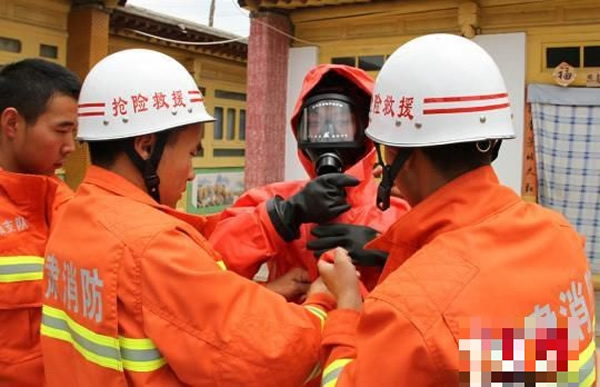 甘肃兰州清理脸盆大的马蜂蜂巢