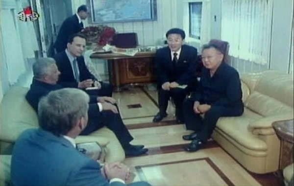 金正日(右一)多次出访都是坐火车