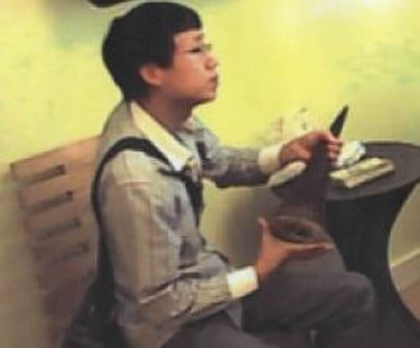 李志飞去年向野生动物管理局卧底人员购买犀牛角被偷拍