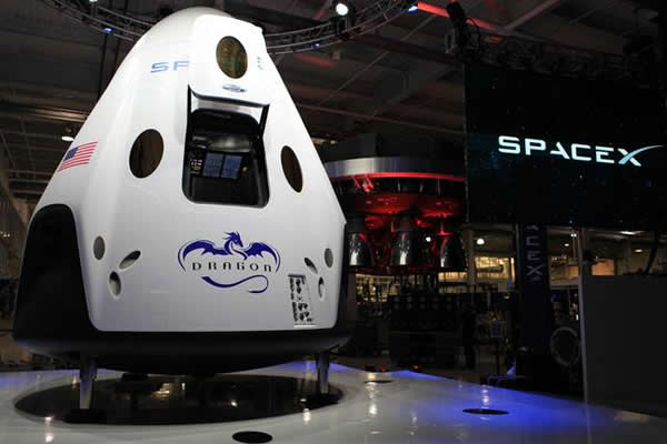 太空探索技术公司研制的Dragon V2“龙”飞船可搭载 7名宇航员,一举超过联盟飞船