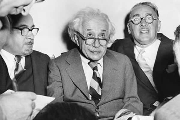 爱因斯坦对量子纠缠的超距作用曾表示质疑的态度