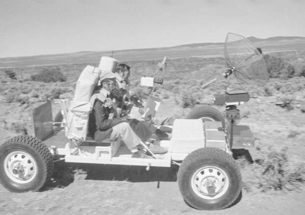 太阳神17号太空人施密特(左)与另一人于1971年在夏威夷大岛练习驾月球车。