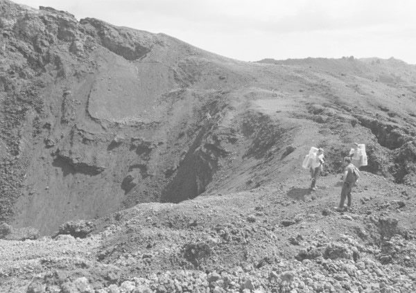 太阳神15号太空人于1970年在夏威夷大岛受训练。