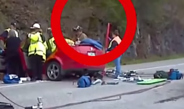 消防员抢救时,人型“黑色亡魂”慢慢地漂上天。