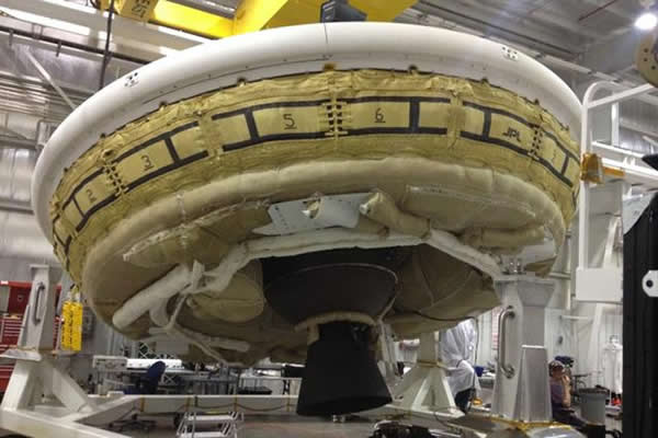 位于美国海军太平洋导弹靶场设施进行测试的超音速减速装置