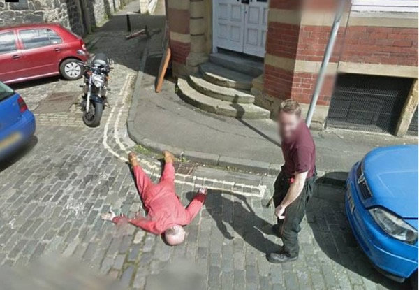 谷歌街景拍到英国爱丁堡街头斧头砍人案?